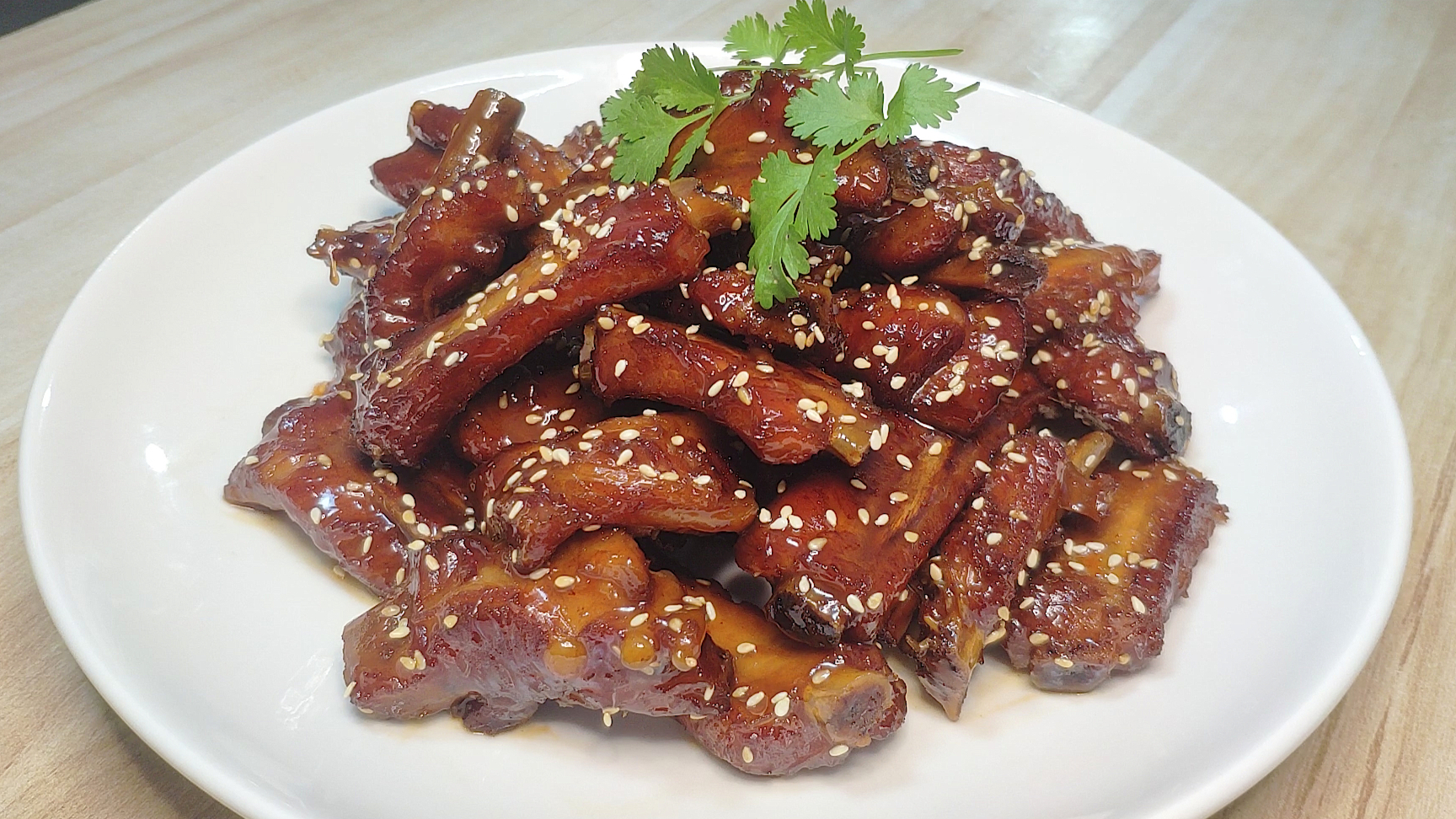 糖醋排骨学会这样做,颜色红亮又好吃,上桌家人说比饭店的都好吃